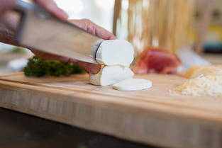 Au mois de septembre, les ventes de mozzarella sont, pour la première fois, supérieures à celles du camembert, jusque-là le fromage à pâte molle le plus consommé en France. (Image d'illustration)
