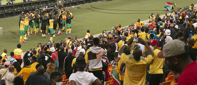 Les footballeurs en communion avec les supporters a la fin du match.
