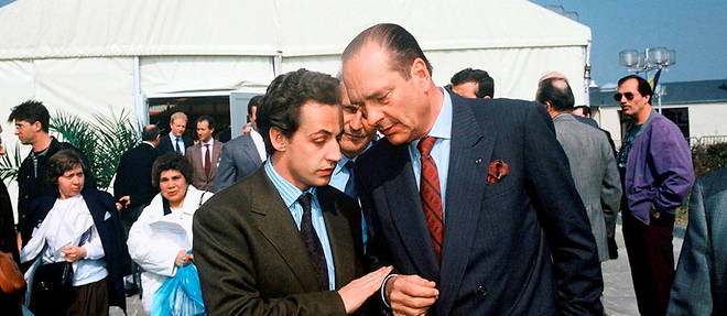 Jacques Chirac, president du RPR, s'entretient a Villepinte, le 1er avril 1990, avec Nicolas Sarkozy, responsable de l'organisation de la convention des etats generaux de l'opposition sur l'immigration.