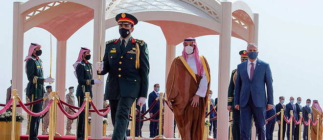 Le prince heritier d'Arabie saoudite, Mohammed ben Salmane, est accueilli a Bagdad par le Premier ministre irakien, Moustapha Kadhimi, le 31 mars 2021. C'est en Irak que Saoudiens et Iraniens ont secretement repris langue une semaine plus tard (photo d'illustration).

