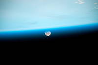Coucher de lune derriere la Terre, vu depuis l'ISS et photographie par l'astronaute americain Scott Kelly.
