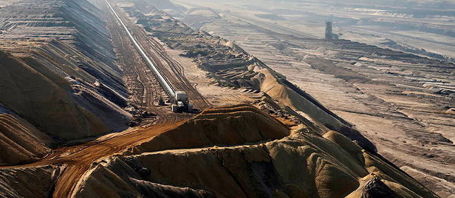Garzweiler, situee a une trentaine de kilometres de Dusseldorf, est la plus grande mine de charbon a ciel ouvert d'Europe occidentale. 