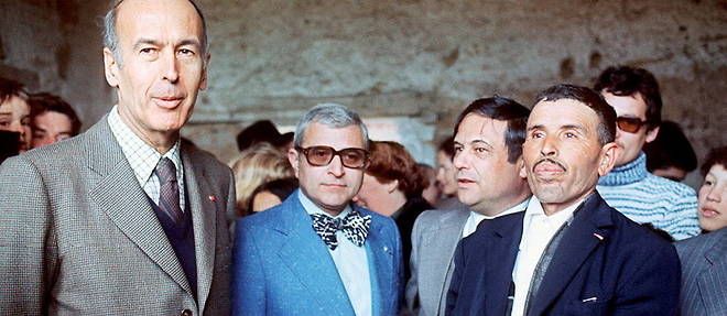 Valery Giscard d'Estaing assiste a un mechoui organise par des harkis a Authon (Loir-et-Cher) en 1977.   