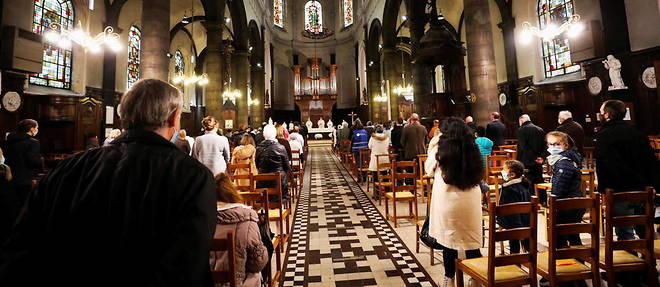 Messe de la Toussaint, le 1er novembre 2020, a l'eglise Saint-Leger de Lens (Pas-de-Calais).
