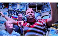 Ioulia Peressild et Klim Chipenko, assistes par le cosmonaute Oleg Novitsk, sont bien rentres sur la terre ferme.
