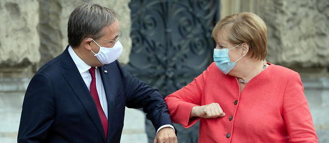 Angela Merkel et Armin Laschet en aout, a Dusseldorf. L'ex-chanceliere et le leader de la CDU laissent derriere eux un parti en proie au doute.
