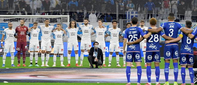 Avant le coup d'envoi, les 22 acteurs du match entre l'Olympique de Marseille et le FC Lorient ont respecte une minute de silence en hommage a Bernard Tapie, decede le 3 octobre dernier. 

