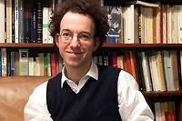 Pierre Vesperini est chercheur au Centre national de la recherche scientifique (CNRS), spécialiste de la philosophie antique.
