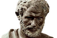 Buste d’Aristote (384-322 av. J.-C.), bronze romain d’après un original grec daté du I er  siècle avant J.-C. Le philosophe est le premier à penser ce qu’est un régime politique, lui pour qui la vie politique est le trait distinctif qui sépare de manière irrévocable les Grecs des barbares.
