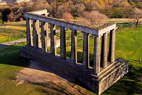 Ruine moderne, le Monument national, construit à partir de 1822 sur la colline de Calton Hill, au centre d’Édimbourg, en Écosse, et dont seul le péristyle fut achevé.
