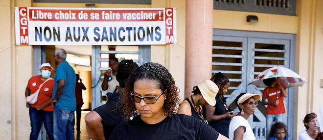 A la maison des syndicats de Fort-de-France, les manifestations antivax se poursuivent depuis cet ete.
