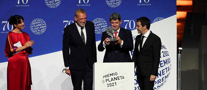 Jorge Diaz, Agustin Martinez et Antonio Mercero, lors de la remise du prix Planeta a << Carmen Mola >>.
