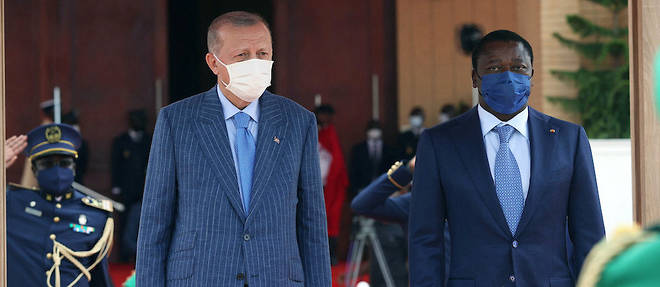 Le president turc a commence dimanche 17 octobre une visite en Angola, au Togo et au Nigeria. Sur cette photo, il pose aux cotes du president Faure Gnassingbe du Togo.
