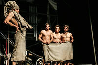 Machine de cirque, jeune compagnie de Québec, s'installe à La Scala pour un spectacle grand public mis en scène par Raphaël Dubé, avec Guillaume Larouche , Thibault Macé, Samuel Hollis et Laurent Racicot.
