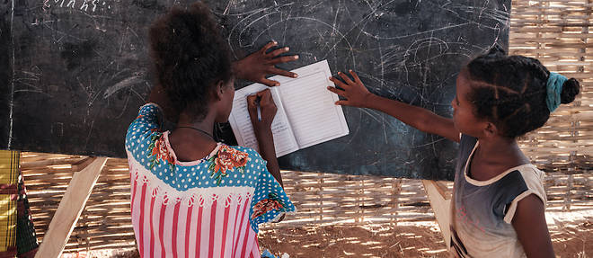 Les habitants de ce territoire marginalise ont cesse, il y a 26 ans, de suivre le programme scolaire de Khartoum, largement centre sur l'enseignement de l'islam.
