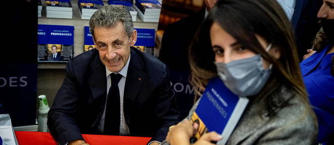 Nicolas Sarkozy etait mercredi en dedicace dans une librairie lyonnaise pour son dernier livre, "Promenades".  
