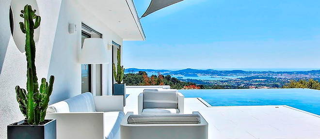 Rester cloitre chez soi pendant le premier confinement a dope le desir d'espaces exterieurs, comme cette terrasse de plain-pied avec piscine sur la Cote d'Azur.
