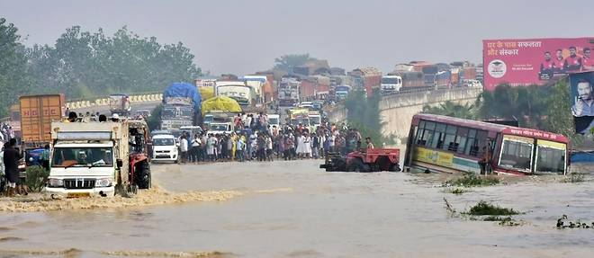 Pres de 200 morts en Inde et au Nepal dans des inondations et glissements de terrain