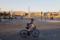 Parmi les mesures envisagées par la Mairie de Paris : construction de pistes cyclables, création de 100 000 places de stationnement sécurisées, et encore zone à trafic limité dans le centre de la capitale française. 
