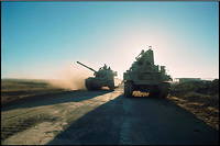 Les chars israeliens en route vers Suez (Egypte), en octobre 1973, lors de la guerre du Kippour. L a division blindee a traverse le canal sur un pont de canots pneumatiques.
