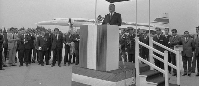 Aeroport de Toulouse-Blagnac. Le 7 mai 1971. Vue de Georges Pompidou lors d'une conference de presse sur le tarmac de l'aeroport.
