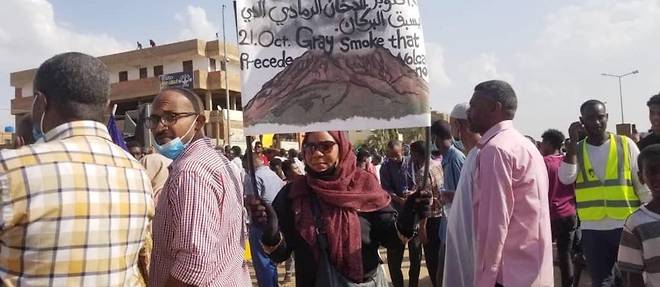 Muna Khalil, 48 ans, est venue manifester dans le centre de Khartoum le 21 octobre pour reclamer la remise du pouvoir aux civils.
