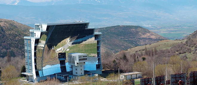 Le four solaire d'Odeillo, a Font-Romeu (Pyrenees-Orientales), accueille un laboratoire du CNRS. 
