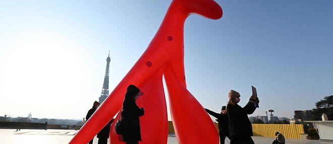 L'association Gang du clito a deploye un clitoris gonflable de 5 metres de hauteur sur le parvis du Trocadero, a Paris, le 8 mars 2021.
