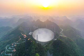 Le radiotelescope FAST est base dans la province de Guizhou, dans le sud-ouest de la Chine.
