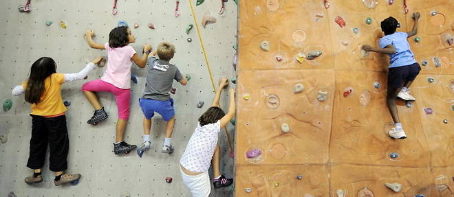 L'escalade est un sport de plus en plus prise, y compris par les enfants.
