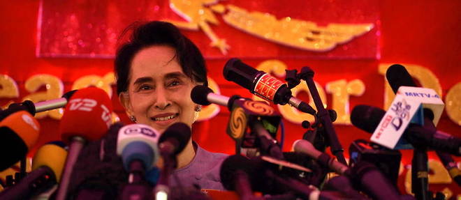 Aung San Suu Kyi sera entendue mardi par un tribunal birman pour la premiere fois.
