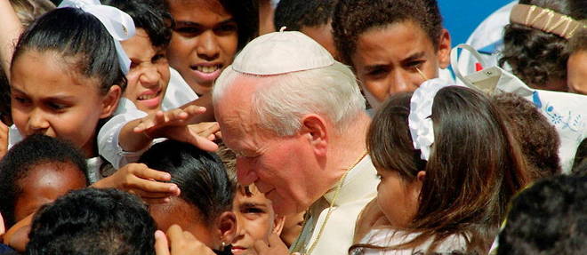 Jean-Paul II dans une favela de la ville de Vitoria en octobre 1991.  
