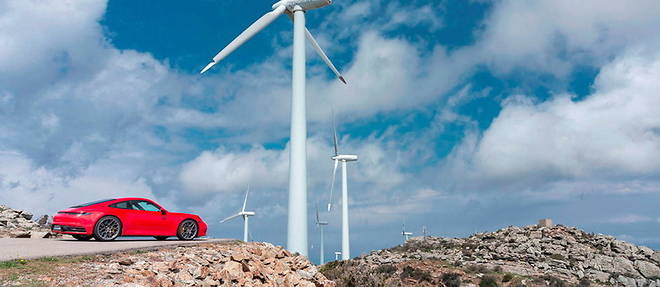 La Porsche 911... bientot ecologique ? Le constructeur allemand a annonce qu'il mettait au point, en partenariat avec Siemens, un carburant synthetique decarbone, fabrique grace a des eoliennes installees dans la province de Magallanes, au Chili.