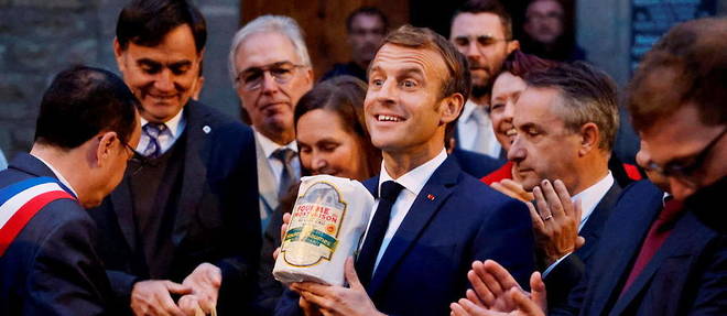 Six mois avant le scrutin, aucun des deplacements d'Emmanuel Macron, aucune de ses decisions ne peut echapper au soupcon d'electoralisme.
