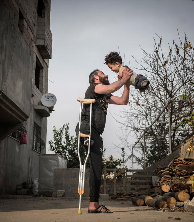 Photo Dun Réfugié Syrien Et De Son Fils Cette Scène De Complicité Illustre Lhorreur