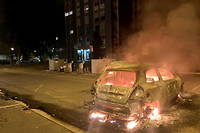 Le quartier de Perseigne, où se sont produites ces violences, avait retrouvé son calme mercredi matin, mais les carcasses d'un véhicule utilitaire et d'une voiture brûlés fumaient encore vers 10 h 30.

