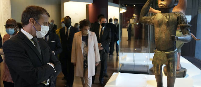 Une ceremonie presidee par Emmanuel Macron se tient ce mercredi 27 octobre au musee du Quai Branly, qui abrite des milliers d'oeuvres africaines en partie pillees pendant la colonisation. 
