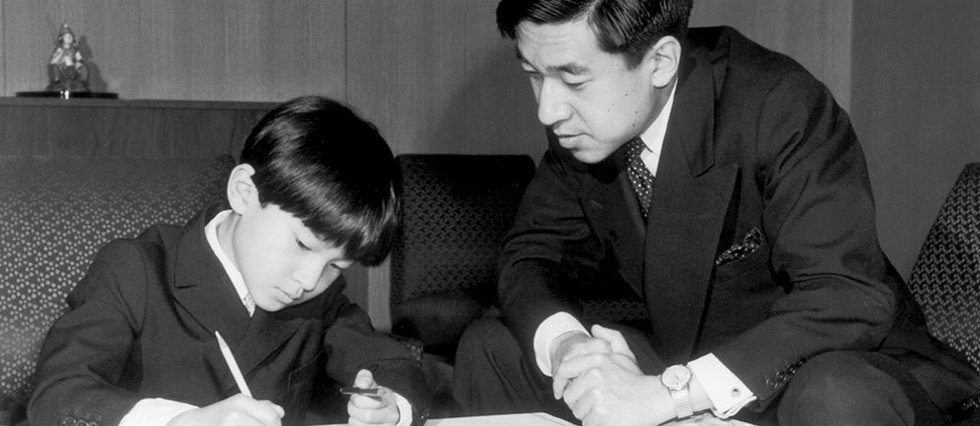 <SPAN class="dflt-txt dflt-txt--lgnd g-gotham-book glbl-txt-alg-ctr">Le futur empereur du Japon Akihito au cote de son fils aine Naruhito, en 1968, un an avant que Seiko ne commercialise sa premiere montre.</SPAN>