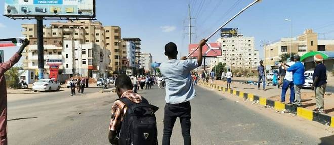 Une semaine apres le putsch, les Soudanais maintiennent les barricades