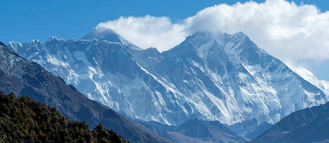 Un responsable du ministere du Tourisme a declare au journal que ces alpinistes n'avaient pas demande d'autorisation, ce qui est obligatoire avant de se lancer dans une escalade.
