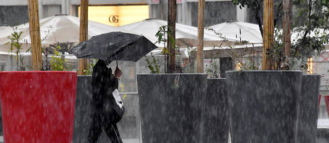 Une femme marche sous la pluie a Lille. Photo d'illustration. 
