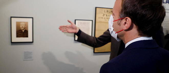 Emmanuel Macron face au portrait d'Alfred Deyfus, au musee dedie au miltaire accuse a tort de trahison.
