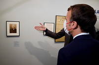 Emmanuel Macron face au portrait d'Alfred Deyfus, au musée dédié au miltaire accusé à tort de trahison.
