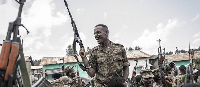 Des militaires de l'armee loyaliste ethiopienne a l'issue d'un entrainement au camp de Dabat, a proximite de la region du Tigre, en conflit avec le pouvoir central d'Addis-Abeba depuis pres d'un an. 
