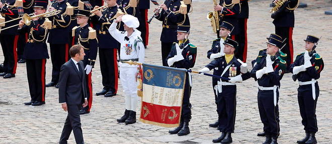 Emmanuel Macron, lors d'une ceremonie militaire.
