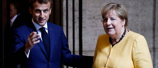 Emmanuel Macron remettra les insignes de la grand-croix de la Legion d'honneur a Angela Merkel a Beaune (Cote-d'Or), mercredi 3 novembre.
