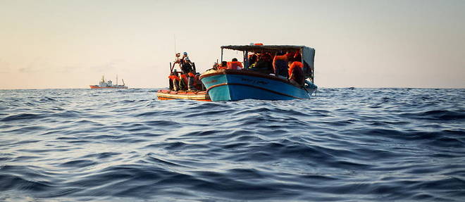 Une embarcation de migrants secourue par SOS Mediterranee. 
