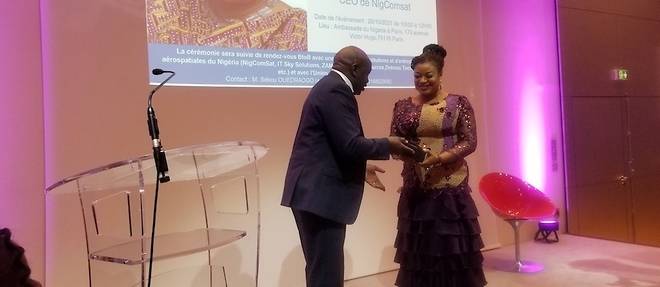 La Dre Abimbola Alale, CEO de Nigeria Communications Satellite, recoit son prix des mains de Sekou Ouedraogo, fondateur de l'AASO (African Aeronautics & Space Organisation).
