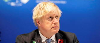 Le Premier ministre britannique Boris Johnson est fortement critiqué par l'opposition après avoir privilégié un retour de la COP26 à Glasgow en jet privé, plutôt qu'en train, pour se rendre à un dîner dans un club réservé aux hommes.