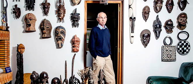 Pierre Bergounioux devant sa collection de masques africains, chez lui, a Gif-sur-Yvette, en 2017. 